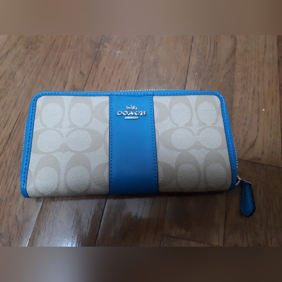 Coach Handbags - New Coach wallet
